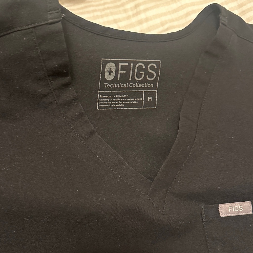 2 PIECE SET Figs Black Short Sleeve V-Neck Tee and Jogger - Picture 2 of 8